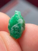4.07ct Swat Emerald Crystal – A Rare Natural Gemstone with Striking Dimensions - Image 2