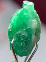 4.07ct Swat Emerald Crystal – A Rare Natural Gemstone with Striking Dimensions - Image 4