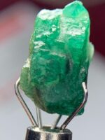 4.07ct Swat Emerald Crystal – A Rare Natural Gemstone with Striking Dimensions - Image 5