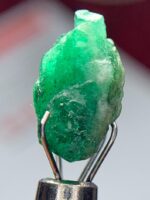 4.07ct Swat Emerald Crystal – A Rare Natural Gemstone with Striking Dimensions - Image 9