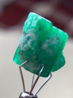 11.76 ct Swat Emerald Crystal – Striking Form and Vibrant Green - Image 2