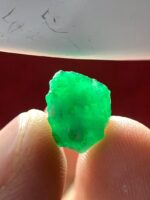 Striking Green: A 5.00 ct Emerald Crystal from Swat, Pakistan - Image 5