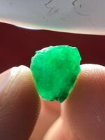 Striking Green: A 5.00 ct Emerald Crystal from Swat, Pakistan - Image 10