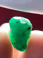 4.25ct Swat Emerald Crystal: Large Natural with Vivid Green Hue - Image 4