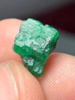 3.74ct Swat Emerald Crystal – Vivid Green Vertical Gemstone - Image 3