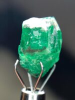 Swat Valley Giant: A 6.97ct Emerald Crystal in Raw Form - Image 3