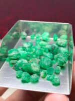 Balanced Brilliance: A 42.74ct Swat Emerald Rough Lot for Cutting & Crafting - Image 2