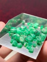 Balanced Brilliance: A 42.74ct Swat Emerald Rough Lot for Cutting & Crafting - Image 6