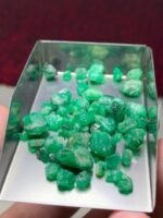 Balanced Brilliance: A 42.74ct Swat Emerald Rough Lot for Cutting & Crafting - Image 8