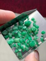 Balanced Brilliance: A 42.74ct Swat Emerald Rough Lot for Cutting & Crafting - Image 10