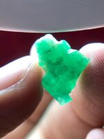 Sleek & Striking: 6.11ct Swat Emerald Crystal (16.87 x 13.45 x 5.19 mm) - Image 6
