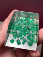 Raw Elegance in Quantity: 37.24 Carat Emerald Rough Lot from Swat Valley - Image 5