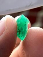 Discover the Beauty of a 4.95ct Emerald Crystal - Image 11