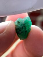 Discover the Beauty of a 4.95ct Emerald Crystal - Image 7