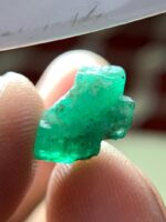 Discover the Beauty of a 4.95ct Emerald Crystal - Image 8