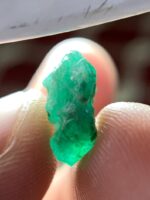 Discover the Beauty of a 4.95ct Emerald Crystal - Image 9