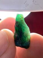 Striking Natural Form: 10.20 Carat Emerald Crystal from Swat - Image 2