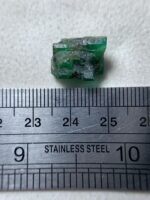 Striking Natural Form: 10.20 Carat Emerald Crystal from Swat - Image 3