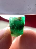 Striking Natural Form: 10.20 Carat Emerald Crystal from Swat - Image 4