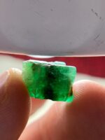Striking Natural Form: 10.20 Carat Emerald Crystal from Swat - Image 5