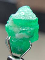 Radiant Beauty in Green: 7.06ct Emerald Crystal from Swat - Image 5