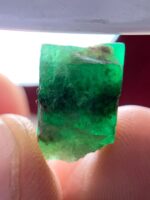Striking Natural Form: 10.20 Carat Emerald Crystal from Swat - Image 7