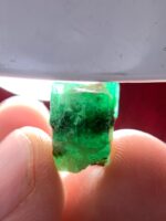 Striking Natural Form: 10.20 Carat Emerald Crystal from Swat - Image 8