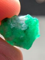 Radiant Beauty in Green: 7.06ct Emerald Crystal from Swat - Image 9
