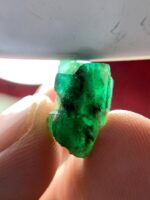 Striking Natural Form: 10.20 Carat Emerald Crystal from Swat - Image 10
