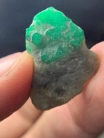 Showcasing a 19.07 ct Swat Emerald Specimen: Nature’s Green Gem - Image 5