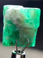 Discover the Radiance: 12.75ct Emerald Crystal from Swat – A Glimpse into Nature’s Masterpiece - Image 4