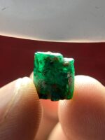 4.72 ct Swat Emerald Crystal — A Vivid Green Gem with Natural Power - Image 9