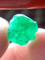 6.72 ct Swat Emerald Crystal – Striking Form and Rich Color - Image 7