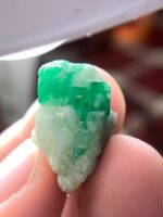 Elegance in Green: A 21.87-Carat Swat Emerald Specimen - Image 4