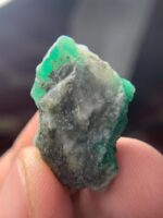 A Striking Green Crystal: The 33.67-Carat Swat Emerald Specimen - Image 2