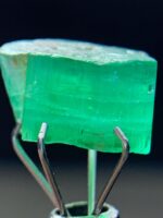 4.50ct Swat Emerald Crystal: Vibrant Green Beryl in Raw Form - Image 4