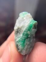 A Striking Green Crystal: The 33.67-Carat Swat Emerald Specimen - Image 6