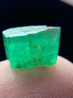 4.50ct Swat Emerald Crystal: Vibrant Green Beryl in Raw Form - Image 7