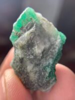 A Striking Green Crystal: The 33.67-Carat Swat Emerald Specimen - Image 7