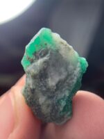 A Striking Green Crystal: The 33.67-Carat Swat Emerald Specimen - Image 8