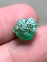 4.50ct Swat Emerald Crystal: Vibrant Green Beryl in Raw Form - Image 9
