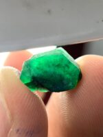 Natural Grace: 4.90ct Swat Emerald Crystal with Vivid Green Clarity - Image 2