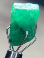 9.85ct Swat Emerald Crystal: Natural Beauty in Compact Form - Image 3