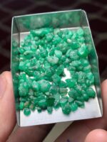 Elongated Elegance: 55.25 ct Emerald Rough Lot from Swat Valley - Image 2