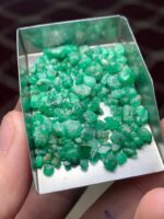Elongated Elegance: 55.25 ct Emerald Rough Lot from Swat Valley - Image 3