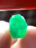 4.55 ct Swat Emerald Crystal – Small Gem with Distinct Character - Image 3