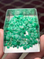 Elongated Elegance: 55.25 ct Emerald Rough Lot from Swat Valley - Image 4