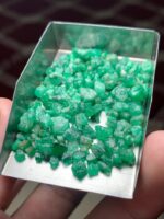 Elongated Elegance: 55.25 ct Emerald Rough Lot from Swat Valley - Image 5