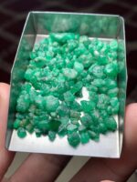 Elongated Elegance: 55.25 ct Emerald Rough Lot from Swat Valley - Image 6