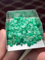 Elongated Elegance: 55.25 ct Emerald Rough Lot from Swat Valley - Image 8